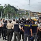 Un grupo de policías se organizan antes de empezar un operativo.