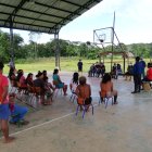 La semana pasada se reunió a los miembros de la comunidad para prepararlos para la vacunación.