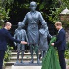Los hermanos inauguraron el monumento situado en el palacio de Kensington.