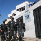 Seguridad. Policías antimotines llegaron a resguardar las instalaciones del organismo.