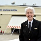 Fotografía cedida por el Museo de Aviación de Pearl Harbor donde aparece la experimentada piloto Wally Funk, de 82 años, considerada la primera instructora de vuelo estadounidense de la historia.