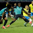 Jhegson Méndez (c) es el abanderado de las estadísticas en la selección ecuatoriana.