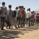 Refugiados etíopes hacen fila para recibir asistencia humanitaria en la región de Tigray.