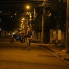 Seguridad. Un ciudadano recibe una llamada y camina por una de las calles solitarias de la ciudadela Miraflores.