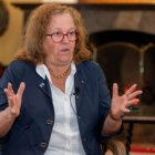 Madrazo ha ejercido como representante de España en Costa Rica y Níger. Fue cónsul en Bogotá y encargada de Asuntos Culturales y Consulares en la Embajada española en Guatemala. Licenciada en Geografía e Historia.