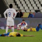 Jugadores de Brasil y Chile descansan tras el final de un partido por los cuartos de final de la Copa América en el estadio Nilton Santos de Río de Janeiro (Brasil).