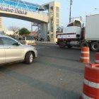 El paso peatonal. Entre vehículos grandes y pequeños, a diario los peatones intentar cruzar hacia la vereda de al frente