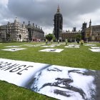 Simpatizantes de Assange piden su liberación con carteles.