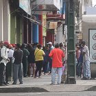 Retiros. Las personas sacan sus ahorros para invertir en Big Money.