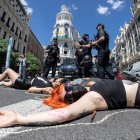 MADRID. Activistas de Extinction Rebellion protestan por la Gran Vía, en Madrid, para exigir que el Ecocidio sea reconocido como crimen internacional, este viernes.