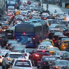 Congestionamiento. El hecho de que en Guayaquil, en la foto, se haya priorizado al vehículo y no al peatón, a decir de los consultados, ha caotizado la ciudad. A diario las calles lucen abarrotadas de autos, sin tener carriles o espacios seguros para el peatón o ciclista.