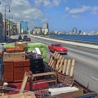 Residentes en las zonas bajas del Malecón habanero evacuan ante la llegada de la Tormenta tropical Elsa, hoy en La Habana (Cuba).