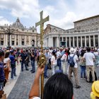 Roma. Cientos de feligreses asistieron la mañana de ayer al rezo dominical del Angelus, en la plaza de San Pedro del Vaticano, que fue presidido por Francisco.
