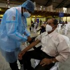 Un médico examina a un hombre durante una jornada de vacunación contra la covid-19 para personas con discapacidad y adultos mayores en el Centro de Exposiciones en Quito (Ecuador).