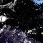 Imagen satelital cedida este domingo por la Oficina Nacional de Administración Oceánica y Atmosférica (NOAA) en la que se registró la ubicación de la tormenta tropical Elsa.