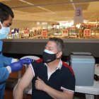 Un colaborador de La Favorita recibe la vacuna en uno de los locales de Supermaxi, dentro del plan pilto de vacunación en las empresas.