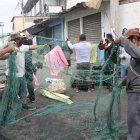 Consecuencia. Ante la falta de respuestas inmediatas, los pescadores cerraron las calles de acceso al mercado con sus redes. No se vendieron los productos. La acción se replicará hasta que las autoridades actúen.