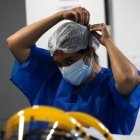 Una enfermera uruguaya atendiendo pacientes de Covid-19