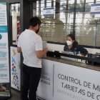 Los viajeros deben presentar pruebas o el carnet de vacunación en los aeropuertos antes de abordar sus vuelos a Galápagos.