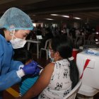 Referencial. La vacuna empresarial avanza en Ecuador.