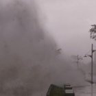 El mal tiempo en Florida no ayuda en la búsqueda de víctimas del derrumbe de edificio.