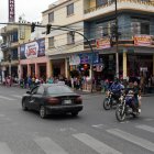 Avenida García Moreno. Debido a que los semáforos no funcionan en algunos tramos de esta ruta, a cualquier hora del día hay desorden. Conductores de autos y motos tocan sin parar las bocinas. Los incidentes son continuos