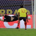 Yerry Mina de Colombia patea un penalti hoy ante Emiliano Martínez de Argentina, durante un partido por las semifinales de la Copa América.