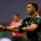 Emiliano Martínez festeja luego de atajar uno de los tres penales ante el cuadro colombiano.