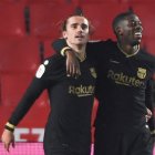 Los delanteros franceses del FC Barcelona Antoine Griezmann (i) y Ousmane Dembele.
