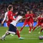 Raheem Sterling se lanza en el área y posteriormente Kane lo cambia por gol.