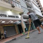 Este miércoles 7 de julio de 2021 un hombre se lanzó desde el tercer piso de un hotel, la Policía Nacional investiga si es suicidio.