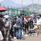 Quito. Cientos de personas formaban una fila en el parque Bicentenario.