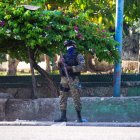 Agentes montan guardia tras el asesinato del presidente Jovenel Moise hoy, en Puerto Príncipe (Haití).