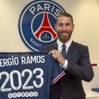 Sergio Ramos muestra la camiseta del PSG tras ser anunciado como fichaje.