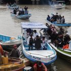 Los familiares de la víctima llegaron por la mañana a Guayaquil. Ellos arribaron en pequeñas embarcaciones pesqueras.