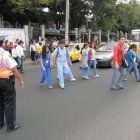 La avenida tiene afluencia de peatones todo el día. Es incómodo caminar.