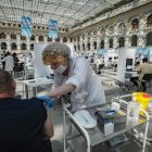 Un hombre recibe una dosis de la vacuna contra la covid-19 en Moscú el pasado 6 de julio.