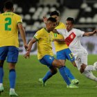 Casemiro (c), volante de la selección brasileña, elogió el juego en conjunto de los argentinos.