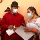 Leonidas Iza mantuvo ayer un diálogo con la asambleísta Dina Farinango. Ambos cuestionan la autorregulación que propone el Ejecutivo.