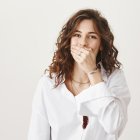 Mujer con ataque de hipo