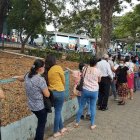 Decenas de personas forman una larga columna para recibir la vacuna en la Academia Naval Illinngworth,en el norte de Guayaquil, el jueves 8 de julio.