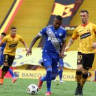 Emelec toma ventaja en el primer tiempo y le gana a Barcelona 1-0.