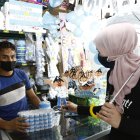 Celebración. Toula Soleiman, una turista del Líbano, compra los adornos de la fiesta de Guayaquil para festejar el cumpleaños de su hija.