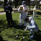 Trabajo de cuidado. El futuro perito Ismael Bermeo usa un hisopo para tomar muestras de sangre del suelo.