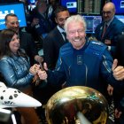 Ataviado con el traje azul de la misión Unity 22, el británico se confesó honrado de haber hecho el vuelo de prueba, en el que tenía como misión evaluar la experiencia del futuro cliente durante el trayecto, en el que por un periodo de 4 minutos los seis ocupantes de la nave alcanzaron la ingravidez.