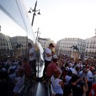 Varias personas participan en la concentración "Por una Cuba libre" en la Puerta del Sol, este lunes en Madrid. La concentración pide "el fin del castrismo".