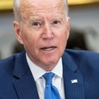 El presidente estadounidense Joe Biden ofrece hoy declaraciones a la prensa desde la Casa Blanca, en Washington, DC (EE.UU).