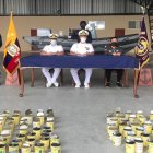 Las latas con droga que la Armada Nacional junto a la Policía Nacional encontraron en una embarcación.