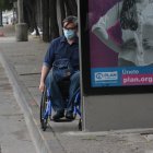 Consecuencia, El letrero de la Pedro Menéndez Gilbert evita que Aquiles Valarezo pueda movilizarse sobre la acera.