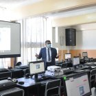 Y 


Laboratorios. Patricio Avilés, secretario de Educación municipal, muestra la disposición de equipos para recibir a los alumnos.